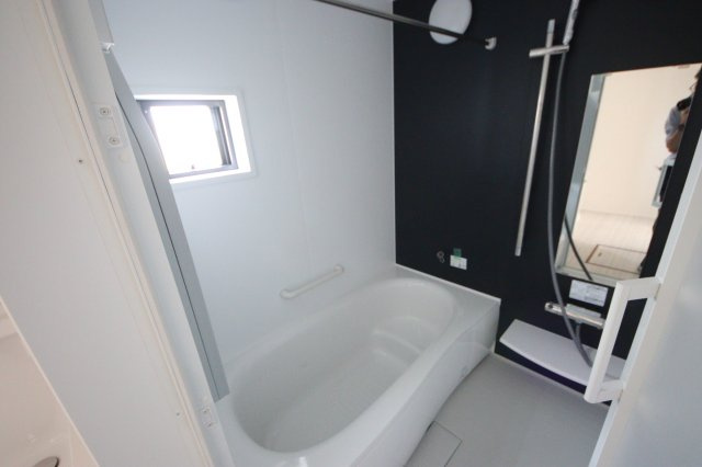 《仲介手数料無料》緑区芝原２丁目16-15(B号棟)新築一戸建ての浴室|撮影日 2024年4月13日 13:00 晴れ