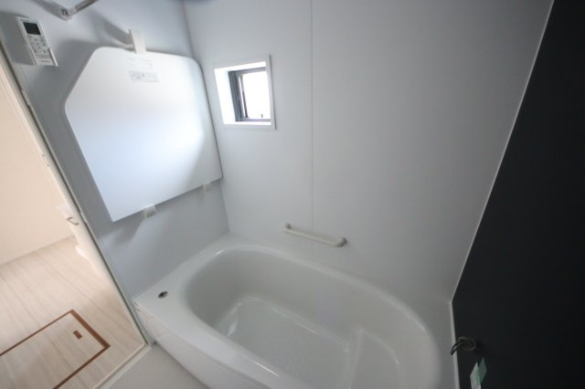 《仲介手数料無料》緑区芝原２丁目16-15(B号棟)新築一戸建ての浴室|撮影日 2024年4月13日 13:00 晴れ
