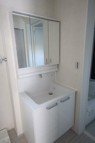 《仲介手数料無料》緑区芝原２丁目16-15(B号棟)新築一戸建ての独立洗面台|撮影日 2024年4月13日 13:00 晴れ