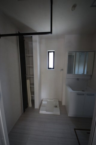 《仲介手数料無料》緑区芝原２丁目16-15(B号棟)新築一戸建てのランドリースペース|撮影日 2024年4月13日 13:00 晴れ