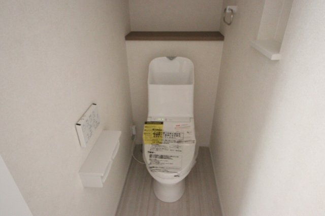 《仲介手数料無料》緑区芝原２丁目16-15(B号棟)新築一戸建てのトイレ|撮影日 2024年4月13日 13:00 晴れ