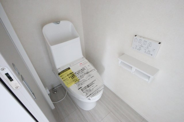 《仲介手数料無料》緑区芝原２丁目16-15(B号棟)新築一戸建てのトイレ|撮影日 2024年4月13日 13:00 晴れ