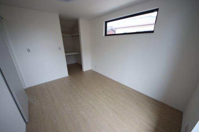 《仲介手数料無料》緑区芝原２丁目16-15(B号棟)新築一戸建ての洋室|撮影日 2024年4月13日 13:00 晴れ