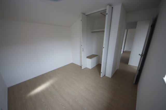 《仲介手数料無料》緑区芝原２丁目16-15(B号棟)新築一戸建ての洋室|撮影日 2024年4月13日 13:00 晴れ