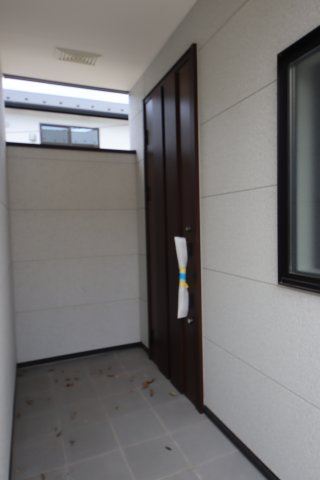 《仲介手数料無料》緑区芝原２丁目16-15(B号棟)新築一戸建ての玄関|撮影日 2024年4月13日 13:00 晴れ