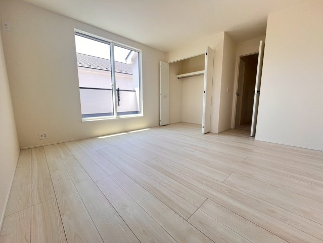 前橋市南町二丁目２４－１期　ＬＩＮＡＧＥ　2号棟の洋室