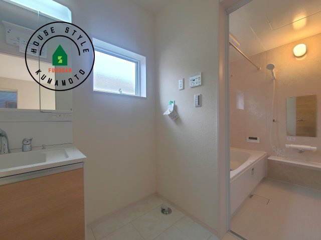 菊池郡菊陽町原水第3-3棟（1号棟）の内観：施工例|ゆとりの洗面スペースで朝の身支度もスムーズに。暮らしを快適に変えるシャワー付洗面台です！