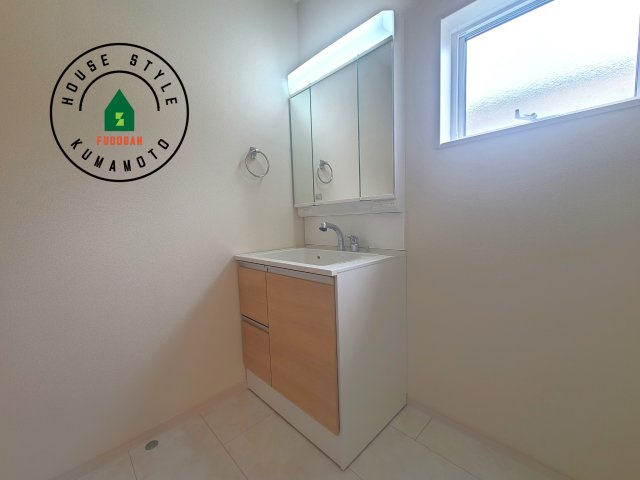 菊池郡菊陽町原水第3-3棟（1号棟）の内観：施工例|毎日使うものだから清潔な空間を保ちたい水回り。洗面にはそんな願いを解消させてくれる収納アイデアが満載です。三面鏡の裏側にはキャビネットが現れ小物から背の高い物まで収納できます。