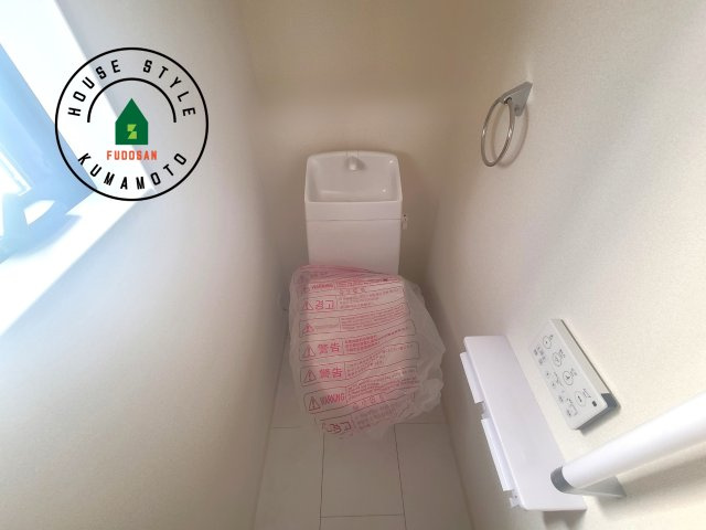 菊池郡菊陽町原水第3-3棟（1号棟）の内観：施工例|温水洗浄便座を完備しております。2ヶ所にトイレがあるのは朝の慌ただしい時間も安心です。