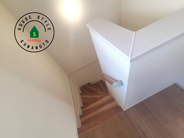 菊池郡菊陽町原水第3-3棟（1号棟）の内観：施工例|＜手すり付階段＞手すりがないと階段の昇り降りで危険なことはもちろん、壁に手をつきながら歩くことで壁紙が汚れやすくなります。すべての方に快適に昇り降りしていただくため、手すりを設置しました。