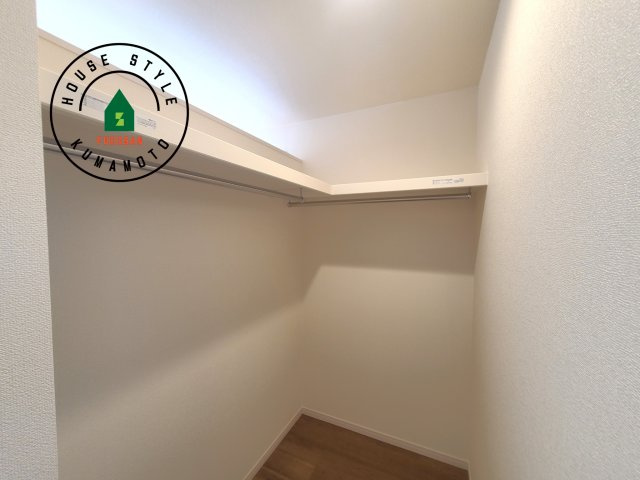 菊池郡菊陽町原水第3-3棟（1号棟）の内観：施工例|洋服や大きな荷物が多い方や人数の多いご家族などは、一般的なクローゼットよりもウォークインクローゼットのほうが使い勝手が良いです。