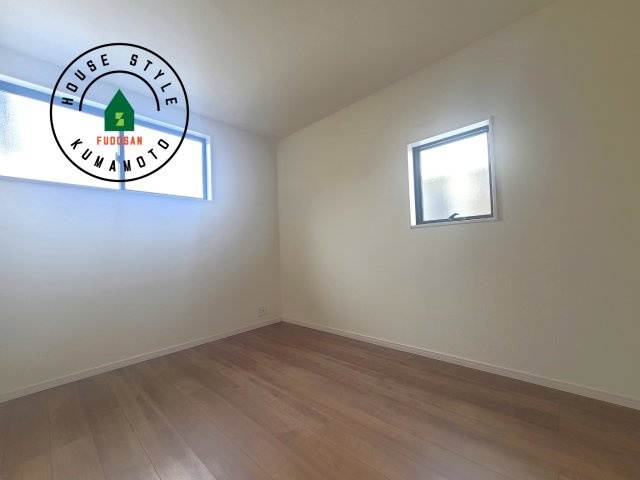 菊池郡菊陽町原水第3-3棟（1号棟）の内観：施工例|採光良好な洋室は全居室、複層ガラスの遮熱効果と断熱効果で、一年中快適に過ごせます。