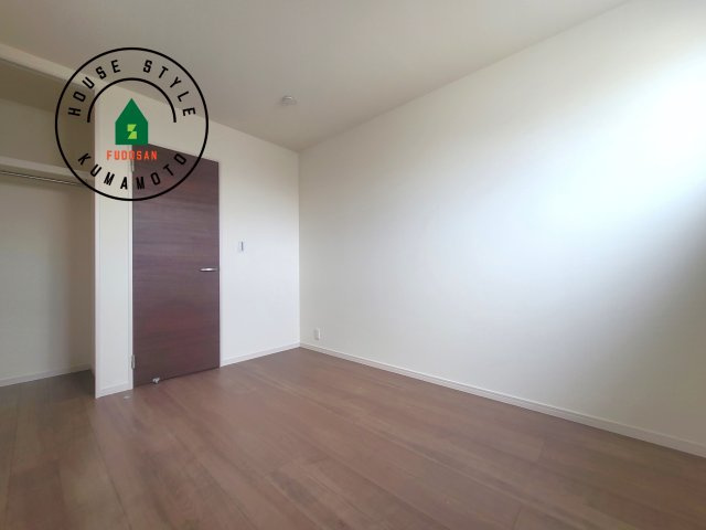 菊池郡菊陽町原水第3-3棟（1号棟）の内観：施工例|採光良好な洋室は全居室、複層ガラスの遮熱効果と断熱効果で、一年中快適に過ごせます。