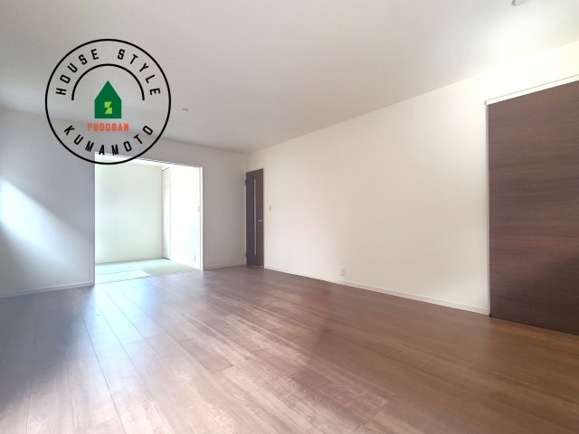 菊池郡菊陽町原水第3-3棟（1号棟）の内観：施工例|明るく開放的なリビングダイニングは豊かな陽光が注ぎ込み、やすらぎの空間を演出してくれます。ご家族で楽しいひとときをお過ごし下さい。※家具はCGを合成したものです。