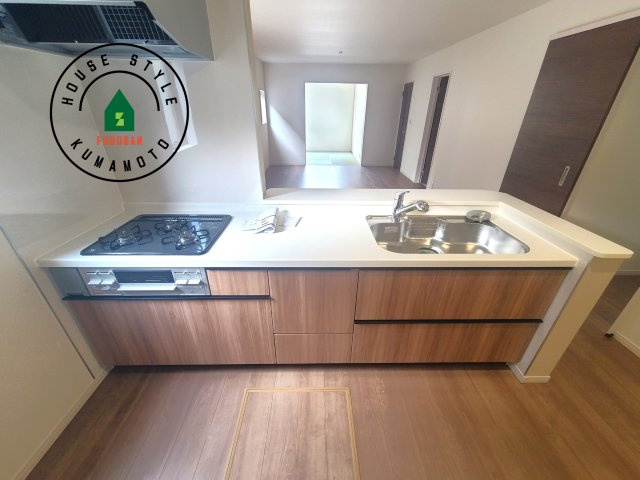 菊池郡菊陽町原水第3-3棟（1号棟）の内観：施工例|ご家族を近くに感じられる対面キッチンのLDK。会話もはずみそうですね。