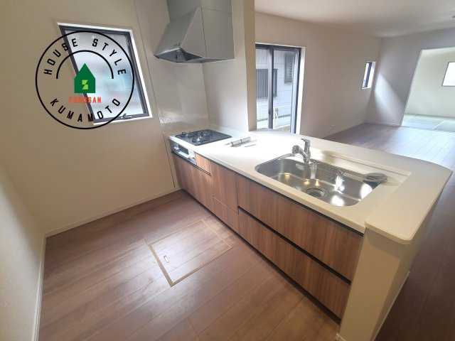 菊池郡菊陽町原水第3-3棟（1号棟）の内観：施工例|ダイニングテーブルへの配膳がラクラク、お料理はかどるカウンター付きシステムキッチン！