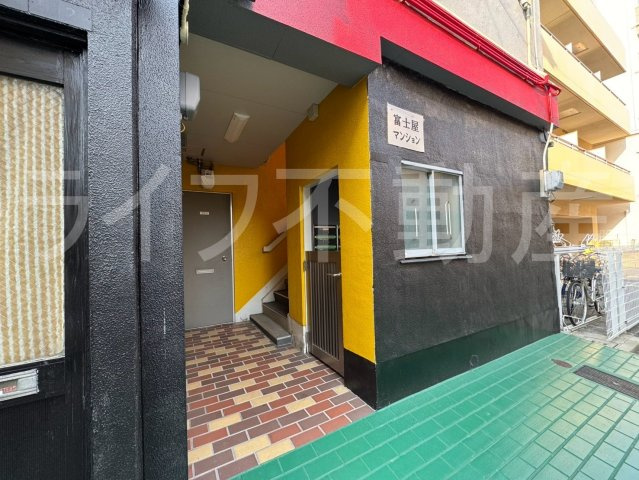 富士屋マンションのエントランス|清潔なエントランスです