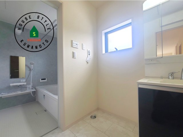 菊池郡菊陽町原水第3-3棟（3号棟）の内観：施工例|ゆとりの洗面スペースで朝の身支度もスムーズに。暮らしを快適に変えるシャワー付洗面台です！