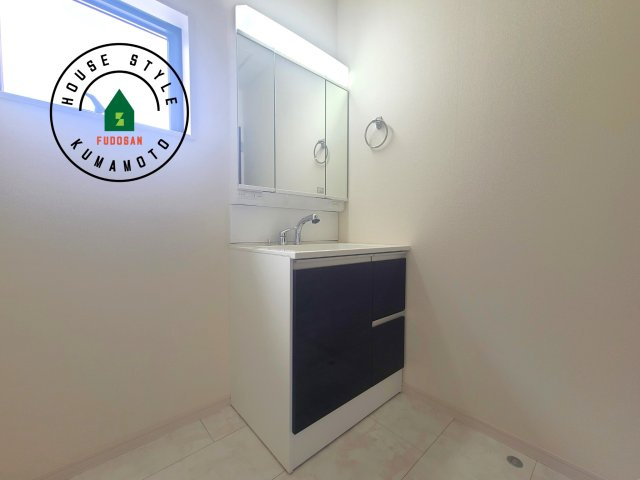 菊池郡菊陽町原水第3-3棟（3号棟）の内観：施工例|毎日使うものだから清潔な空間を保ちたい水回り。洗面にはそんな願いを解消させてくれる収納アイデアが満載です。三面鏡の裏側にはキャビネットが現れ小物から背の高い物まで収納できます。