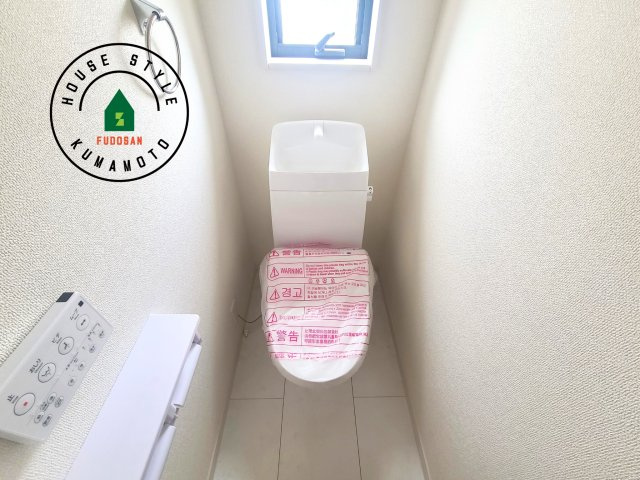 菊池郡菊陽町原水第3-3棟（3号棟）の内観：施工例|温水洗浄便座を完備しております。2ヶ所にトイレがあるのは朝の慌ただしい時間も安心です。