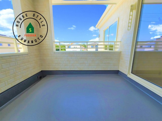 菊池郡菊陽町原水第3-3棟（3号棟）の外観：施工例|風をしっかりと感じられるバルコニーでは、毎日が洗濯日和です。広々としているので洗濯も楽しくなるでしょうし、気分転換にバルコニーからの眺めを楽しむのもいいでしょう。