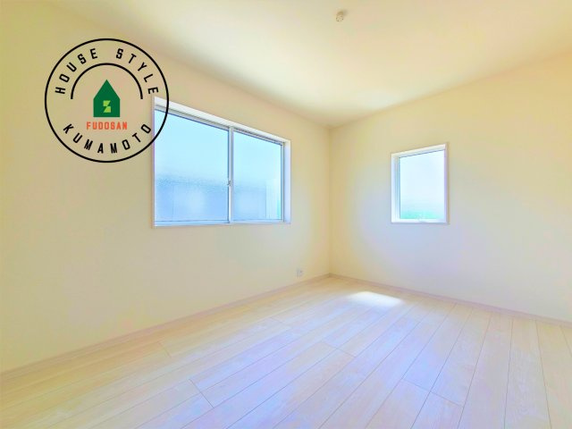 菊池郡菊陽町原水第3-3棟（3号棟）の内観：施工例|採光良好な洋室は全居室、複層ガラスの遮熱効果と断熱効果で、一年中快適に過ごせます。