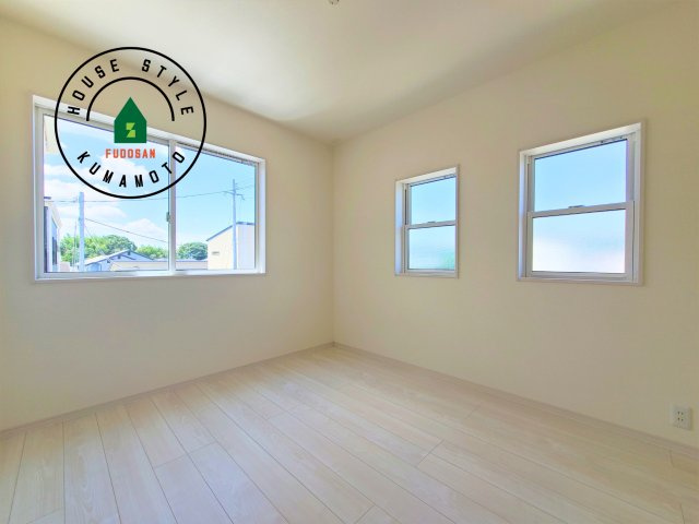 菊池郡菊陽町原水第3-3棟（3号棟）の内観：施工例|採光良好な洋室は全居室、複層ガラスの遮熱効果と断熱効果で、一年中快適に過ごせます。