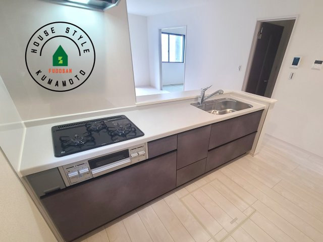 菊池郡菊陽町原水第3-3棟（3号棟）の内観：施工例|ダイニングテーブルへの配膳がラクラク、お料理はかどるカウンター付きシステムキッチン！