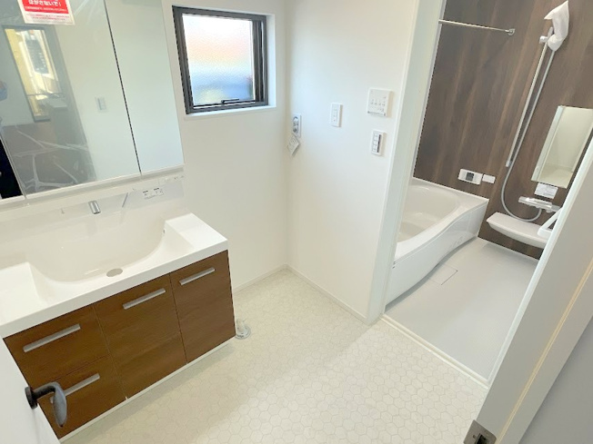【独立洗面台】 | ふじみ野市大井中央4丁目　新築一戸建住宅◆限定1棟◆(ふじみ野店) | 洗面所には便利な収納棚を設置。着替えやタオル類をすっきり収納。