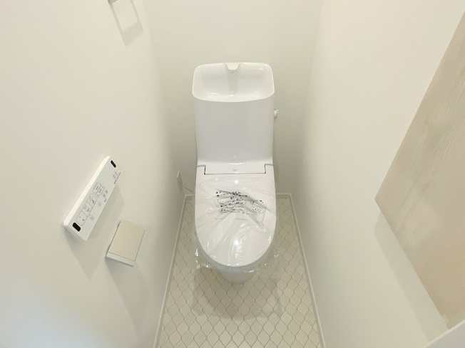 【トイレ】 | ふじみ野市大井中央4丁目　新築一戸建住宅◆限定1棟◆(ふじみ野店) | 白でまとめた清潔感のあるトイレ。