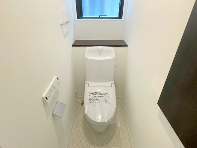 【トイレ】 | ふじみ野市大井中央4丁目　新築一戸建住宅◆限定1棟◆(ふじみ野店) | お掃除用具などがスッキリ片付く便利な収納付き