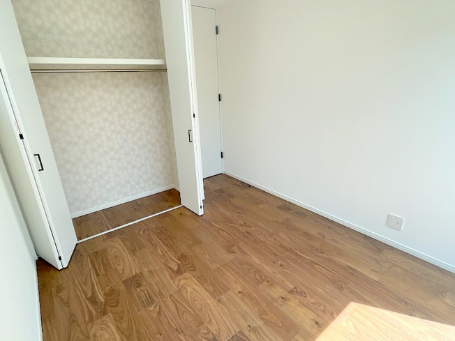 【洋室】 | ふじみ野市大井中央4丁目　新築一戸建住宅◆限定1棟◆(ふじみ野店) | 柔らかな日差しが差し込む子供部屋。明るい日差しに照らされ、お子様も明るく元気に過ごせそう。