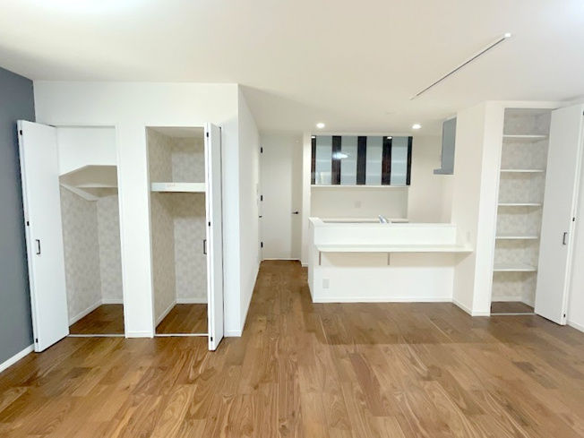 【居間・リビング】 | ふじみ野市大井中央4丁目　新築一戸建住宅◆限定1棟◆(ふじみ野店) | リビングにも収納を配置で室内スッキリ