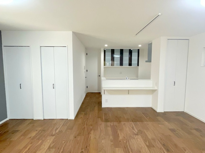 【居間・リビング】 | ふじみ野市大井中央4丁目　新築一戸建住宅◆限定1棟◆(ふじみ野店) | 人気のカウンターキッチン、にぎやかに過ごせ、心も絆も暖めてくれる嬉しい空間です。