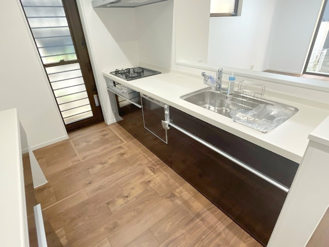 【キッチン】 | ふじみ野市大井中央4丁目　新築一戸建住宅◆限定1棟◆(ふじみ野店) | 勝手口があることで、夏の風通しもよく泥付きのお野菜の保管や分別ゴミの収納場所に困りません。