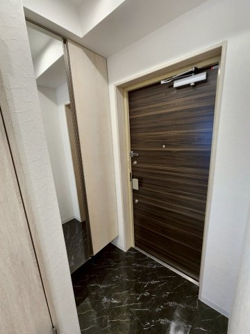 JOY橿原の収納|鏡つき玄関収納