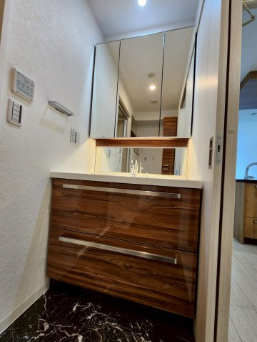 JOY橿原の独立洗面台|鏡の裏に収納スペースありの洗面台 