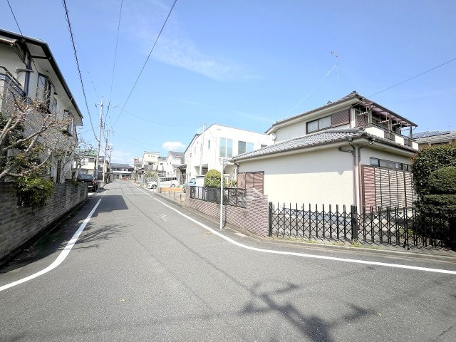 あきる野市秋留2丁目　中古戸建の前面道路含む現地写真