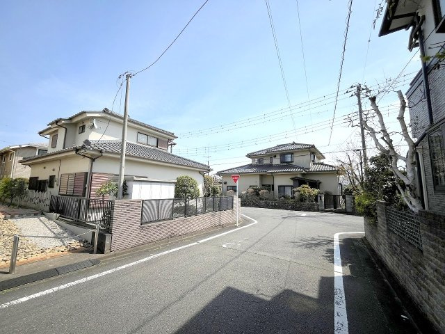 あきる野市秋留2丁目　中古戸建の前面道路含む現地写真