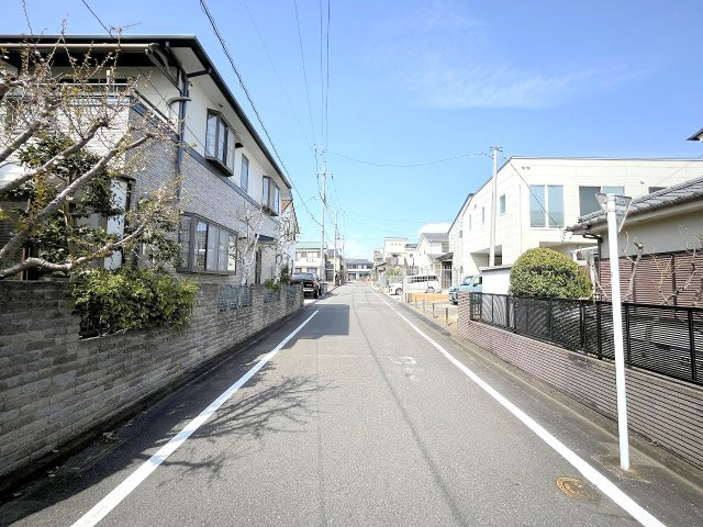 あきる野市秋留2丁目　中古戸建の前面道路含む現地写真
