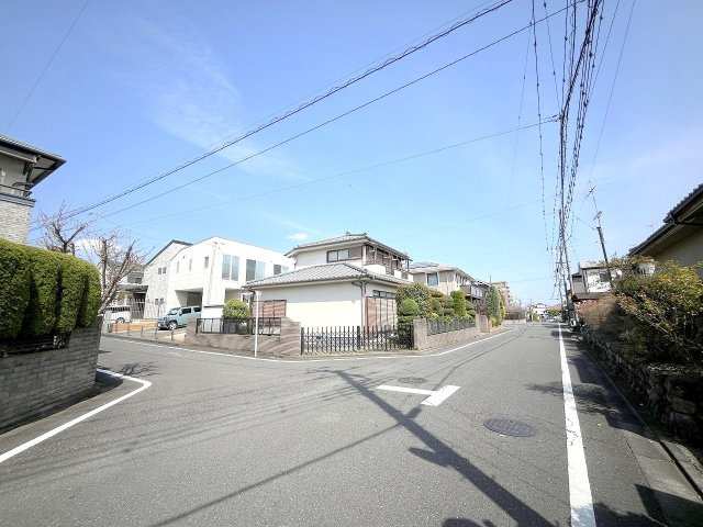 あきる野市秋留2丁目　中古戸建の前面道路含む現地写真