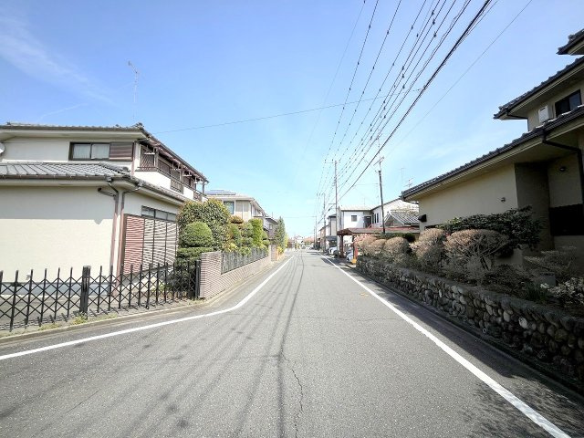 あきる野市秋留2丁目　中古戸建の前面道路含む現地写真