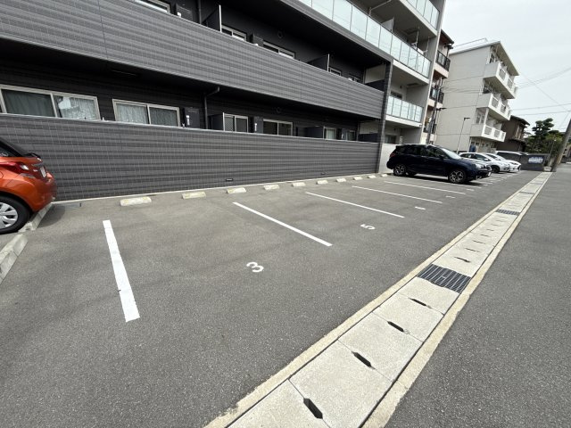 フランディル・オーラ五軒邸の駐車場
