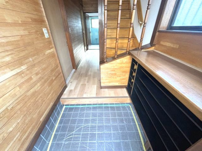 【玄関】 | 岩槻区加倉5丁目戸建 | 収納もある玄関です