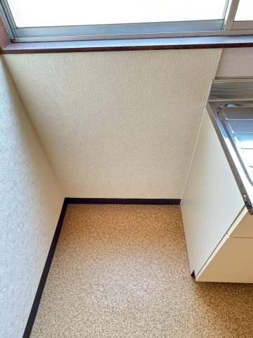 蓮田ビルのキッチン|冷蔵庫置場