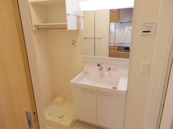 ルナ・エスポワールの独立洗面台|三面鏡付洗面化粧台