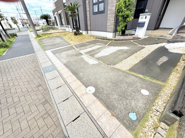 売中古戸建　湖西市新居町新居の駐車場|駐車スペースは広々と3台分。ファミリーカーも十分に駐車可能です。
