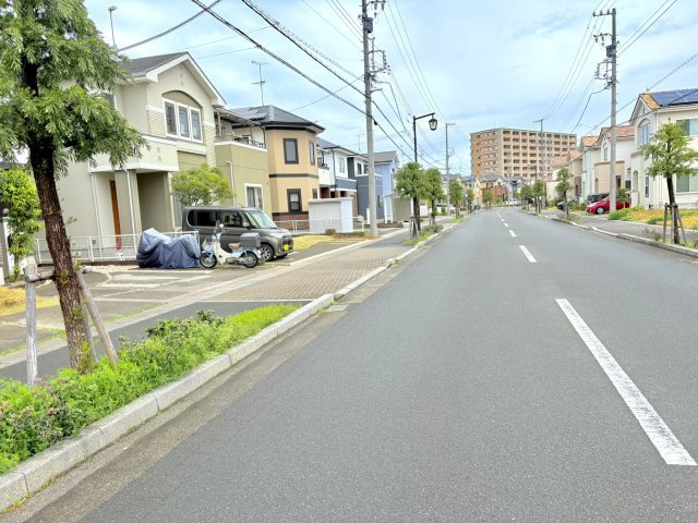 売中古戸建　湖西市新居町新居の前面道路含む現地写真|地区開発されているエリアのために、街並みも整っています。
