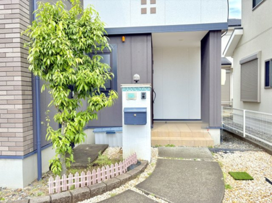 売中古戸建　湖西市新居町新居のエントランス|玄関先は広々としていて余裕のある玄関先です。TVモニターインターホン設置有り。