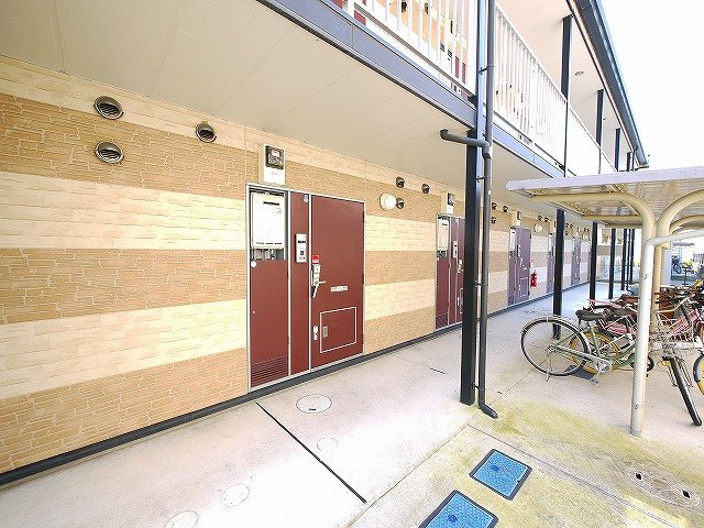 レオパレスサクセスのエントランス|玄関前スペース